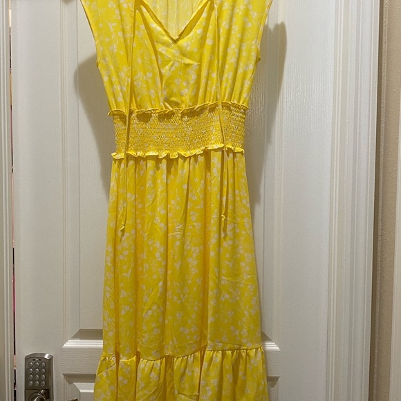 Woman’s Dress Size Small Yellow & White Sundress beachy summer spring feminine - Picture 1 of 1